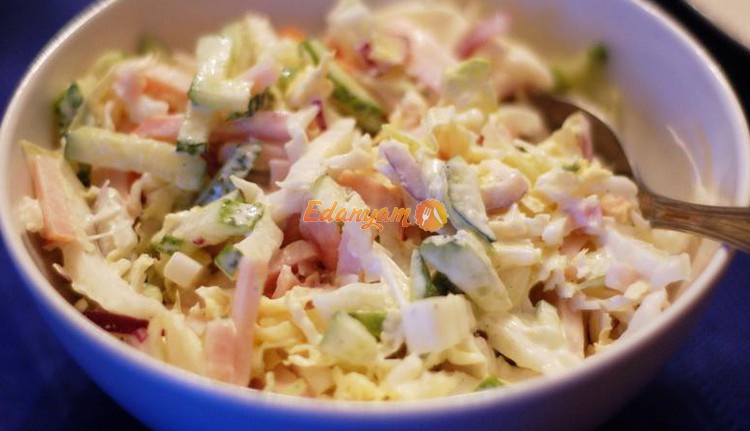 Салат из пекинской капусты с колбасой и огурцами