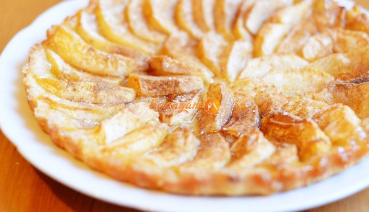 Пирог с яблоками и корицей