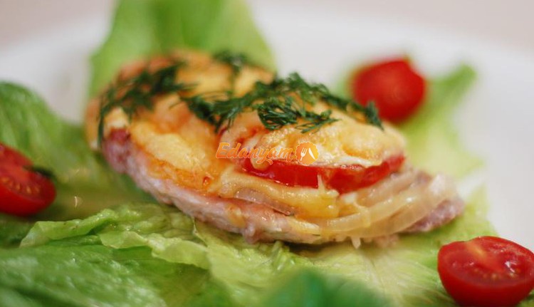 Мясо по-французски с помидорами