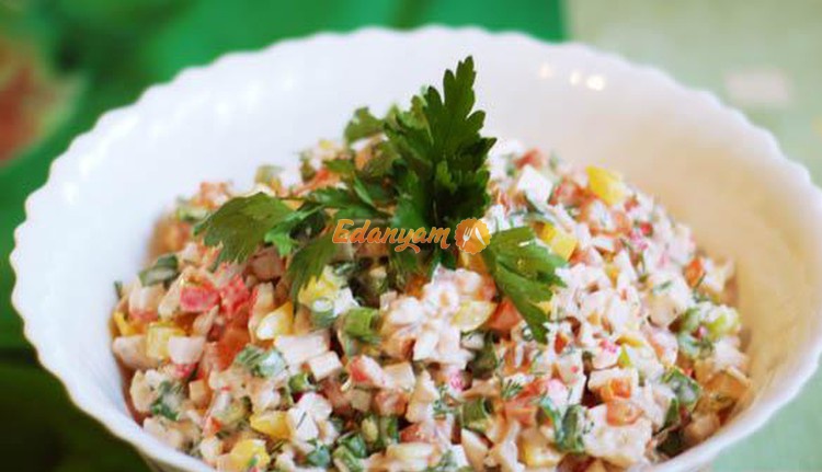 Салат из курицы и крабовых палочек